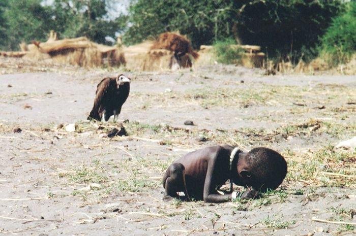 Foto karya Carter yang legendaris itu. Carter bunuh diri 2 bulan setelah foto ini memenangkan Pulitzer. Gambar: The New York Time.