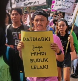Seorang laki-laki yang ikut berdemonstrasi ketika Women's March Jakarta pada tahun 2018 | Foto diambil dari UltiMagz