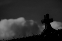 Kuburan di puncak gunung. Sumber Ilustrasi: Pixabay