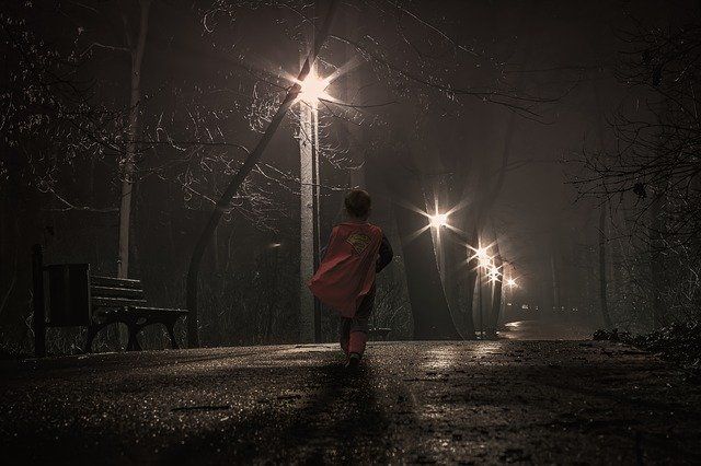 Ilustrasi anak kecil dan lampu taman (sumber gambar: pixabay.com)