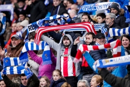 Kebersamaan suporter Real Sociedad dan Athletic Club di tribun stadion. | sumber: Soccrates Images/Getty Images via The Guardian