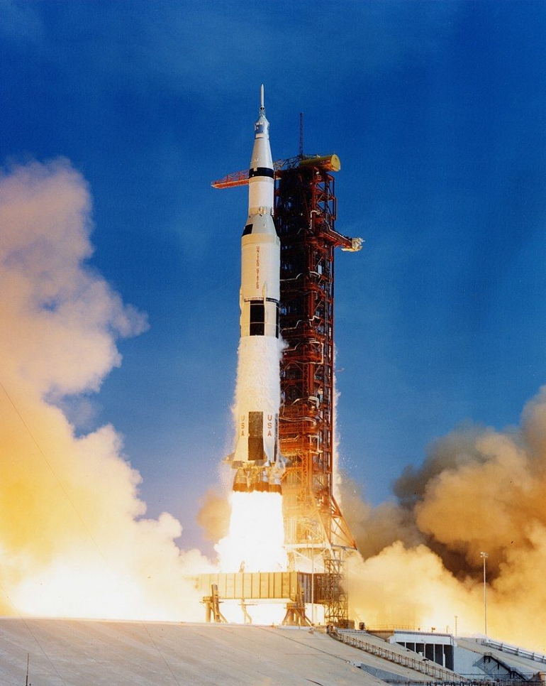 Roket Saturn V, roket terkuat pada masanya dan berhasil menghantarkan  manusia pertama ke bulan pada tahun 1969. sumber gambar: wikimedia.org