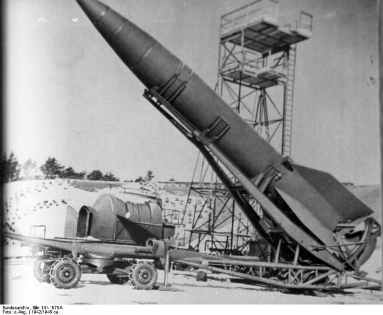 Roket V-2 pada platform peluncuran mobile. Sumber gambar: wikimedia.org/Bundesarchiv