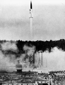 Roket V-2 diluncurkan di salah satu tempat pengujian pada tahun 1943. Sumber ganbar: wikimedia.org/Bundesarchiv