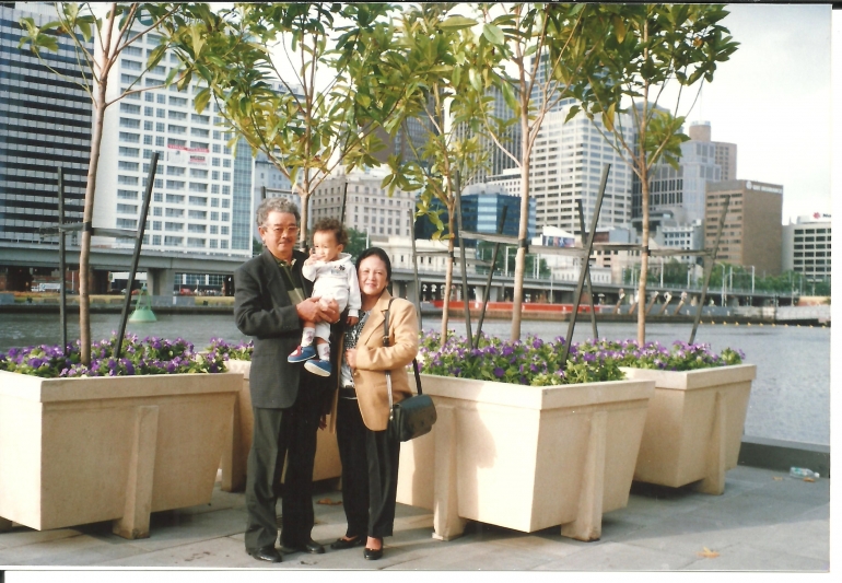 Dokumentasi pribadi | Kedua orangtuaku dengan Dennis, yang saat itu tahun 1997 masih berumur 1,5 tahun. Dan, baru besa berjala dan berlari2. Dengan latar belakang Yarra River, Melbourne .....