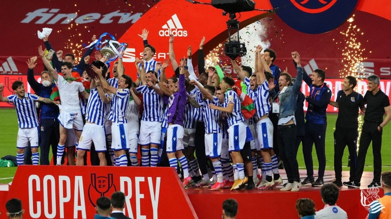 Skuad Real Sociedad berpesta usai memenangi Basque derby di final Copa del Rey 2020. | sumber: Twitter @RealSociedadEN