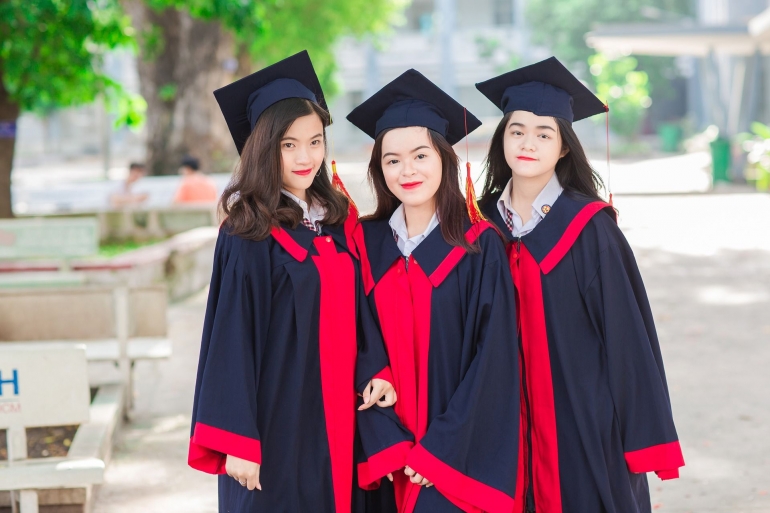 Foto para wisudawati setelah menempuh pendidikan tinggi (foto dari pixabay/ptksgc)