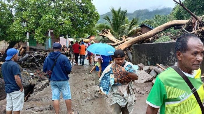Desa Waowala, Kecamatan Ile Ape, Kab. Lembata, NTT, pascabanjir dari arah Gunung Ile Lewotolok, Minggu (4/4/2021) (TRIBUNNEWS.COM via POS-KUPANG/ISTIMEWA)