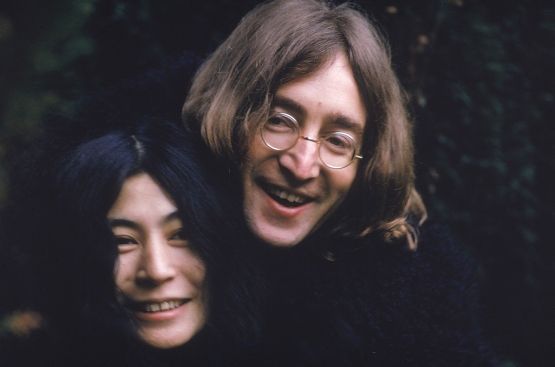 John Lennon & Yoko Ono. Sumber: Susan Wood / getty images / www.billboard.com