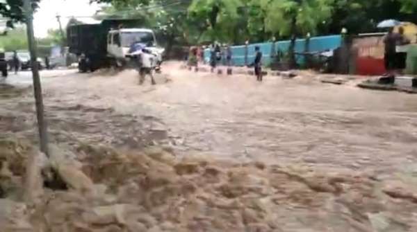 Kali Gua Lordes meluap. Banjir menggenangi Jl. Cak Doko, Kelurahan Oebobo, Kota Kupang, Sabtu (3/4). (FOTO: ISTIMEWA)