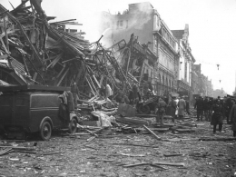Serangan V-2 pada sebuah pasar di Inggris pada bulan Maret 1945 yang menyebabkan banyak korban sipil berjatuhan. Sumber gambar: businessinsider.com