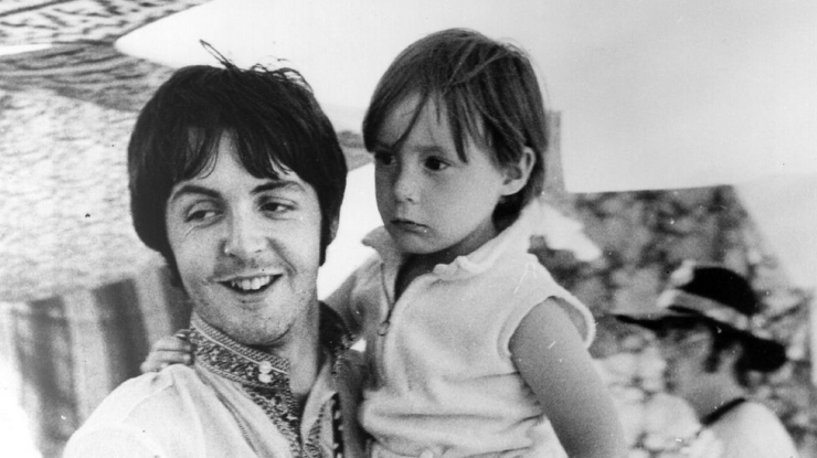 Paul McCartney & Julian Lennon. Sumber: Getty images / www.bbc.com