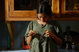 Dewi bermain dengan gunting (sumber gambar: IFFR.com)