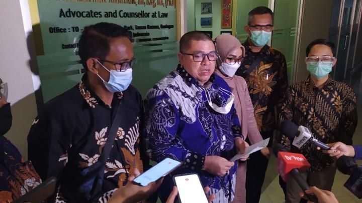 Razman Arif Nasution mengumumkan pengunduran dirinya dari tim hukum pembela Demokrat versi KLB, Jakarta 2/4/2021 (tempo.co/ Egi Adyatama).