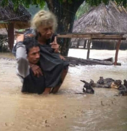 Gambar.dok.pri./warga membantu mengevakuasi korban banjir