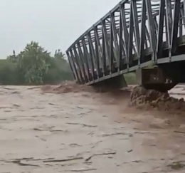 Gambar dok.warga (istimewa)/Jembatan Benenai Malaka ambruk diterjang banjir