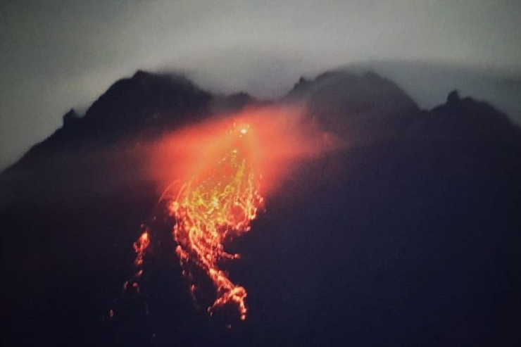 Guguran lava pijar di Gunung Merapi, Rabu (6/1/2021) pukul 00.00.(Magma Indonesia) / via kompas.com 
