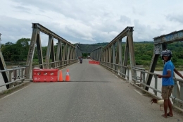 Jembatan Benenai yang terletak di Kecamatan Weliman, Kabupaten Malaka, NTT berubah bentuk alias miring terjangan banjir (kompas.com)