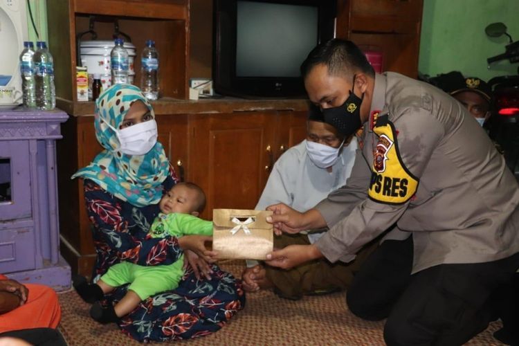 Penyerahan bantuan oleh Kapolres Sukabumi kepada S, istri terduga jaringan teroris yang ditangkap aparat, 4/4/2021 (Foto: kompas.com/ Polres Sukabumi)