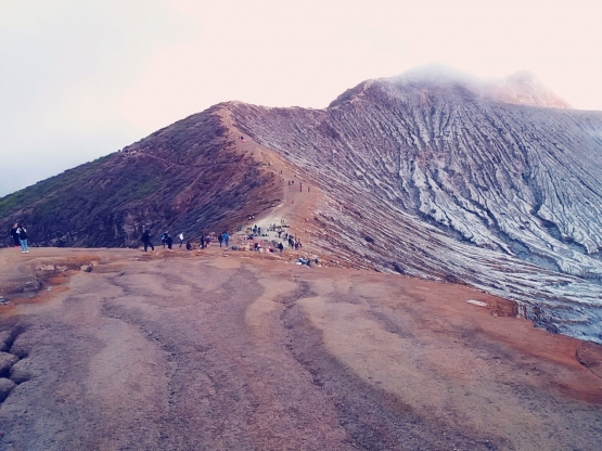 Jalur pendakian di dekat Kawah Ijen di siang hari (Dokpri)