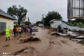 Hujan dan angin mengakibatkan banjir di wilayah Nusa Tenggara Timur (NTT). Foto: kompas.com.