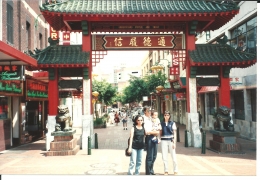 Paifang atau gerbang tradisional Chinatown Sydney, aku dengan keluarga, di sang hari tahun 1997, untuk makan siang - Dokumentasi pribadi