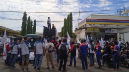 Peserta aksi FSPMI Jember saat melakukan orasi didepan pintu masuk PT.Indomarco Prismatama, Jl. Piere Tendean Karang rejo Sumbersari Jember / dokpri