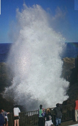 Air mencuat dari lubang Blowhole seperti gunung berapi memancarkan laharnya(dok pribadi)