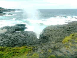 lubang Blowhole yang terlihat diantara batu karang (dok pribadi)