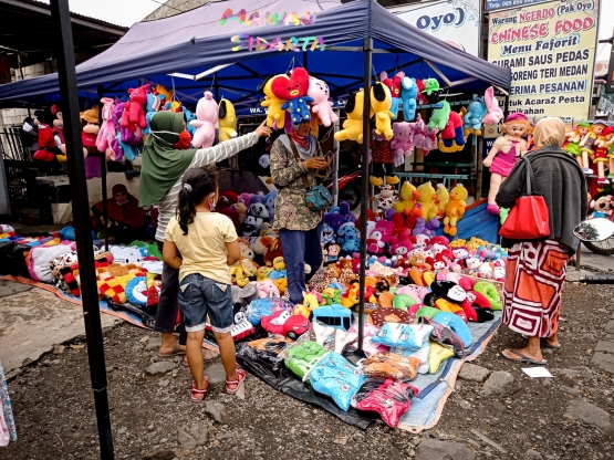 Penjual boneka di pasar kaget (Dokumentasi Mawan Sidarta)