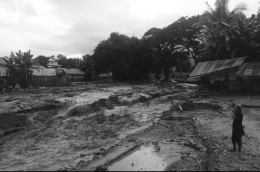 Seorang warga menyaksikan banjir bandang yang merusak permukiman di Desa Waiburak, Kecamatan Adonara Timur, Flores Timur, NTT, Minggu (4/4/2021). Berdasarkan data BPBD Kabupaten Flores Timur sebanyak 23 warga meninggal dunia akibat banjir bandang yang dipicu hujan dengan intensitas tinggi pada minggu dini hari. ANTARA FOTO/HO/Dok BPBD Flores Timur/wpa/foc.(ANTARA FOTO/HUMAS BNPB)