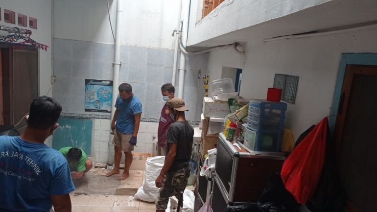 Para pekerja dari Dara Jaya Tehnik saat mulai menggali dan membobol untuk memperbaiki septic tank (foto: Dokumen Pribadi).