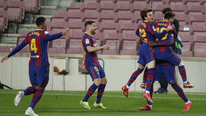 Pemain Barcelona merayakan gol ke gawang Real Valladolid. (via en.as.com)