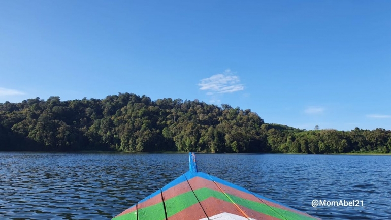 Air danau yang tenang di Situ Patenggang (Foto : dokpri)