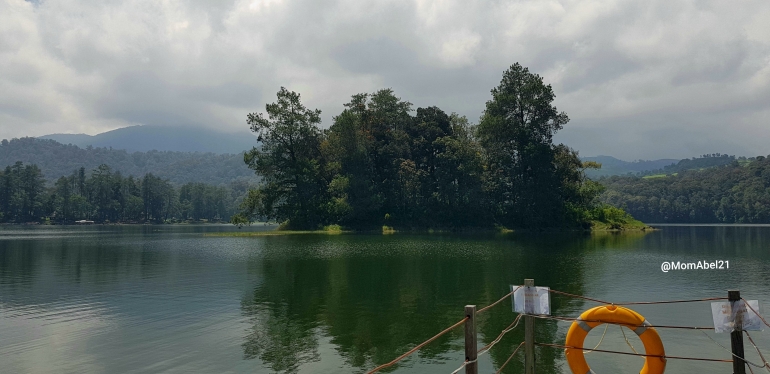 Pulau Asmara atau pulau Sasaka di tengah situ Patenggang. Siang hari mulai mendung, hujan, dan berkabut (Foto : dokpri)