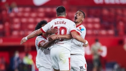 Pemain Sevilla merayakan gol ke gawang Atletico Madrid. (via news.cgtn.com)