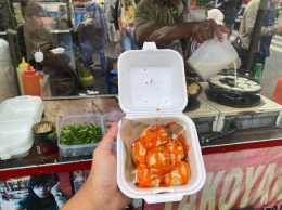 Takoyaki Berbalut Mayonaise dan Saos Pedas. (Foto: Syaharani Putri)