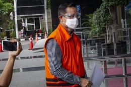 Eks Menteri Sosial Juliari Batubara di Kantor KPK dalam kasus suap dana bansos. Foto: kompas.com.