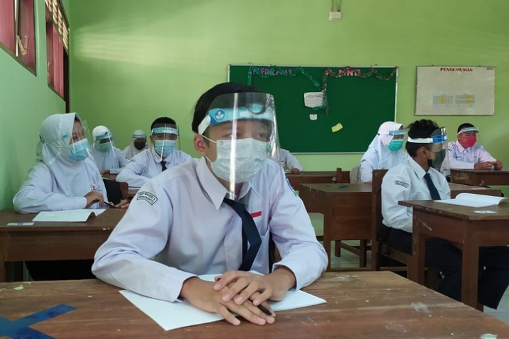 Hari pertama pembelajaran tatap muka di SMP Negeri 9 Purwokerto, Kabupaten Banyumas, Jawa Tengah, Senin(5/3/2021). Kompas: Fadlan Mukhtar Zain