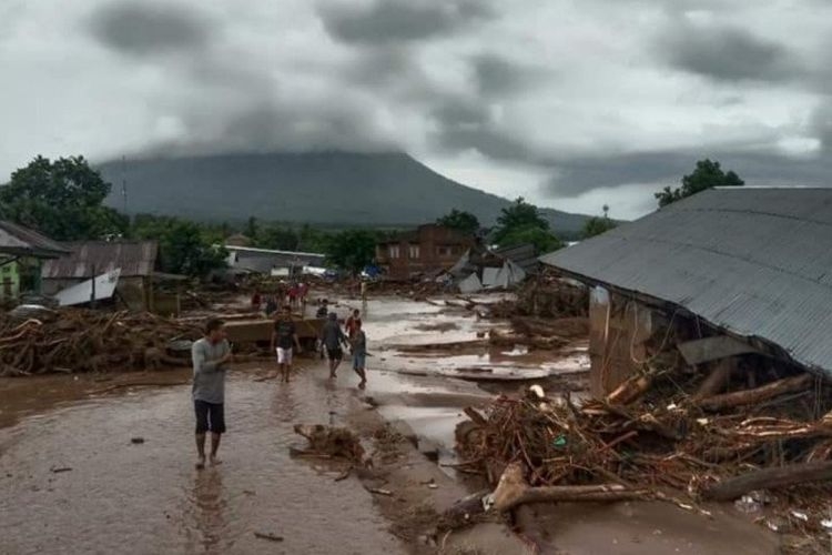 Peristiwa bencana banjir bandang yang melanda wilayah Waiwerang dan sekitarnya di Kecamatan Adonara Timur, Kabupaten Flores Timur, NTT, pada Minggu (4/4/2021). (FOTO ANTARA/HO-Alfons Rianghepat)