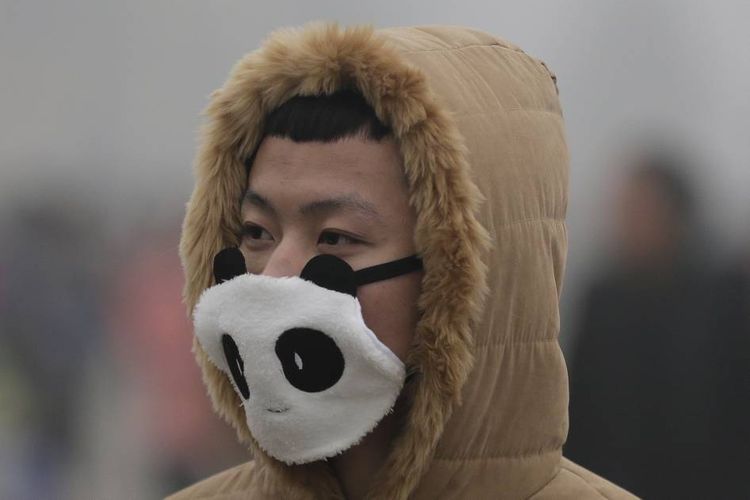 ilustrasi masker berbentuk wajah binatang Panda yang lucu. (Foto: AFP/ANDY WONG via kompas.com)