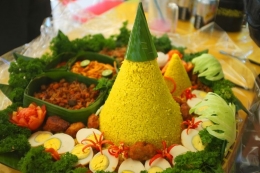 Ilustrasi penyajian nasi kuning dengan berbagai lauk. Sumber: Shutterstock/Huey Min via KOMPAS.COM