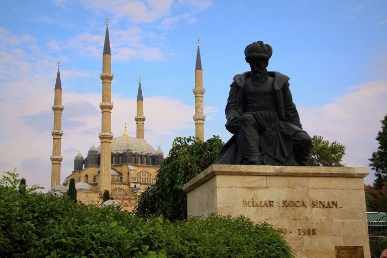 Masjid Selimiye dan Patung Sinan- Edirne. Sumber: Tevfik Teker / wikimedia