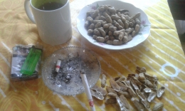 Kacang tanah rebus teman kopi sebagai cemilan dan kerja sampingan/foto: samhudi