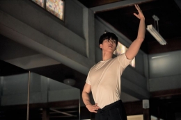 Deok-Chul belajar balet (Sumber: netflix.com)