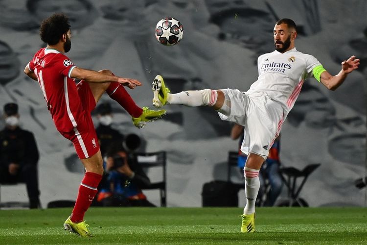 Mohamed Salah dan Karim Benzema berebut bola (Kompas.com)