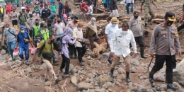 Mensos Risma kunjungi korban banjir di Adonara dan Lembata NTT: gambar dan keterangan gambar Merdeka.com/ananias petrus