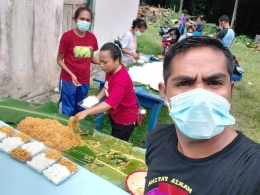 Foto warga (istimewa) OMK Paroki Betun menyiapkan makanan untuk korban banjir
