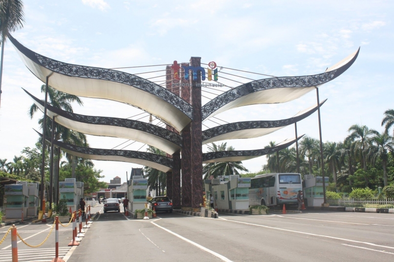 Gerbang TMII, Taman Mini Indonesia Indah (eljohnnews.com).