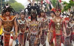 Suku Dayak di Kalimantan (wowkeren.com)